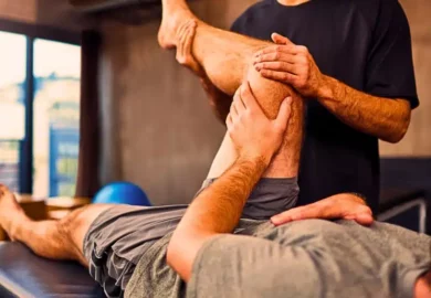 man receives physical therapy for knee injury while on temporary total disability
