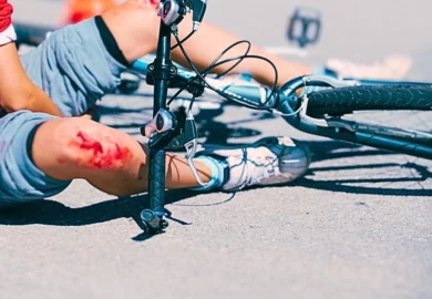 Bicycle rider fell from his bike with wound on his knees.